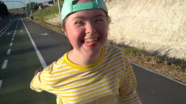 Flickan springer på trottoaren — Stockvideo