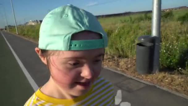 Дівчина біжить на тротуарі — стокове відео