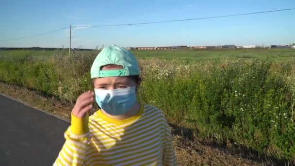 Dziewczyna z maską na twarzy na świeżym powietrzu — Wideo stockowe