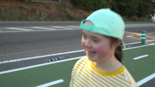 Дівчина йде на тротуарі — стокове відео
