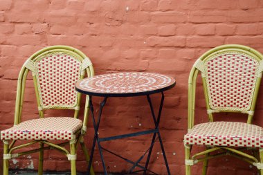 Bambu sandalye ve yuvarlak masa Café