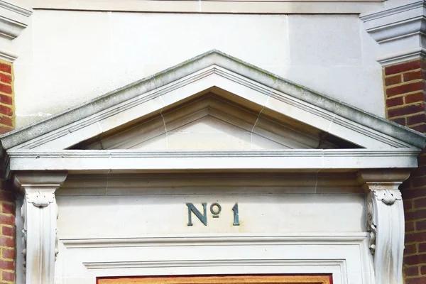 Porte numéro un sur le vieux bâtiment — Photo