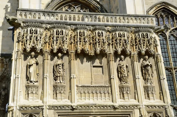 Frente da catedral de Cantuária, incluindo estátua de Thomas Cramner — Fotografia de Stock