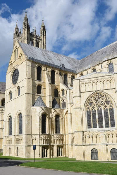 Außenansicht der Kathedrale von Canterbury mit Turm im Hintergrund — Stockfoto
