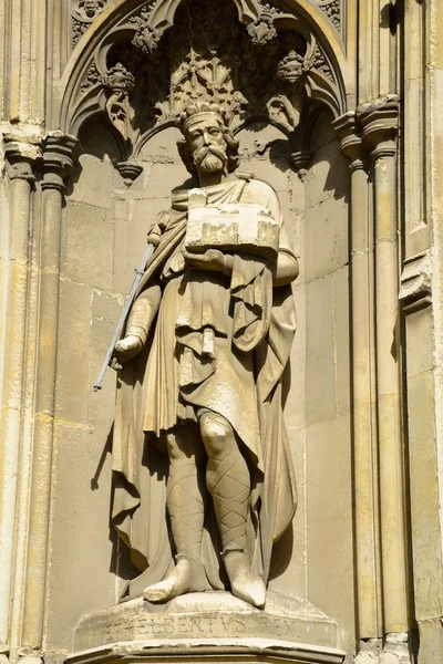 Statue of King Ethelbert on side of Canterbury Cathedra — Stock Photo, Image