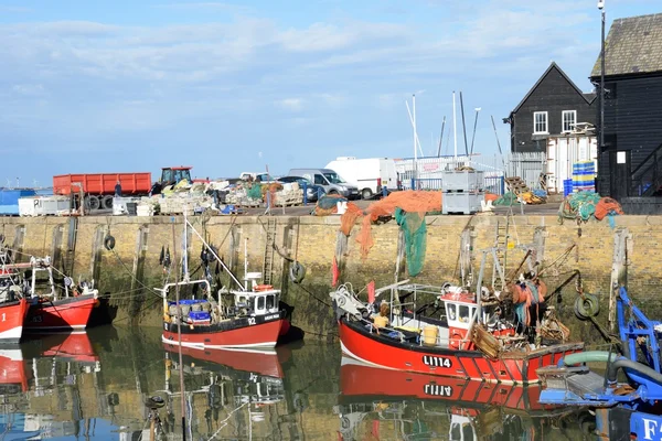 Fiskebåtar i Whitstable hamn — Stockfoto
