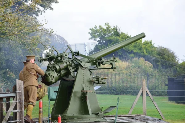 第二次世界大戦の再制定の対空機関砲を発射する男 — ストック写真
