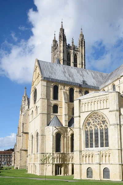 Canterbury kathedraal met toren op achtergrond — Stockfoto