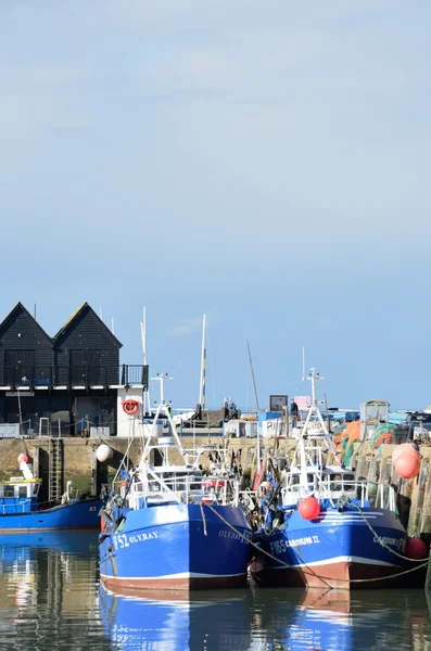 Fiskebåtar i Whitstable hamnen i stående vy med lager i bakgrunden — Stockfoto