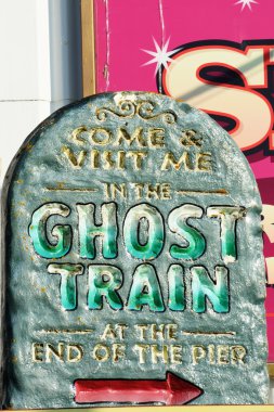 Hayalet tren pier için işaret