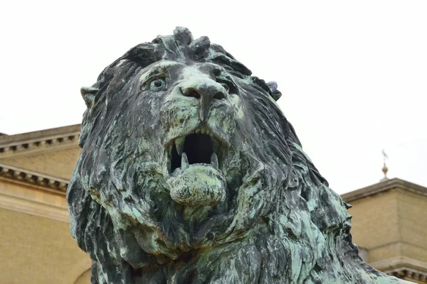 Statua dei leoni Testa con dimora signorile sullo sfondo — Foto Stock
