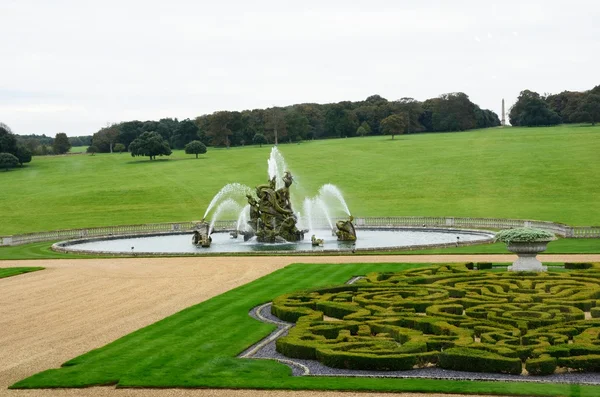 Stately home fountain flowing  and decorative hedging — Stock Photo, Image