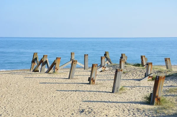 Ahşap zemin denizin kenarında mesajına yıpranmış — Stok fotoğraf