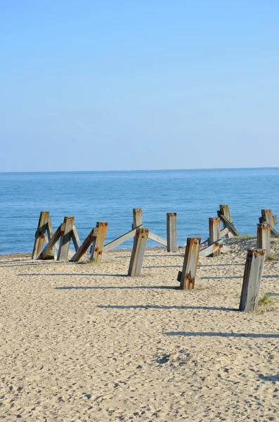 Poteaux en bois altérés dans le sol par la mer en aspect portrait — Photo