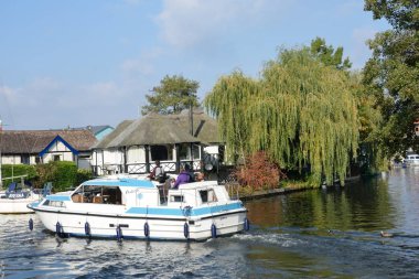 Norfolk karılar turizm ev içinde geçmiş için nehir Yare Merkezi teknede zevk