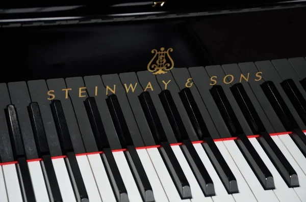  Steinway piyano tuşları