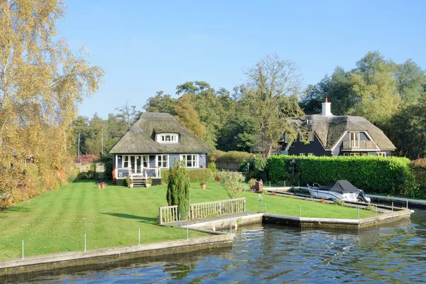 Large Riverside home on River Yare — Stock Photo, Image