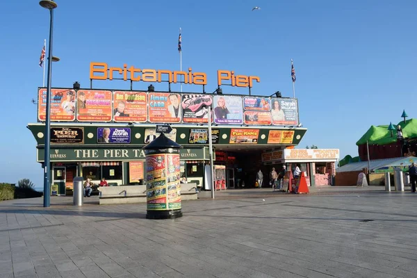 Yaklaşan Eylemler posterleri ile Britannia iskele önü