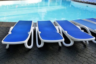 Bir Yüzme Havuzu güneşlenme yatakları
