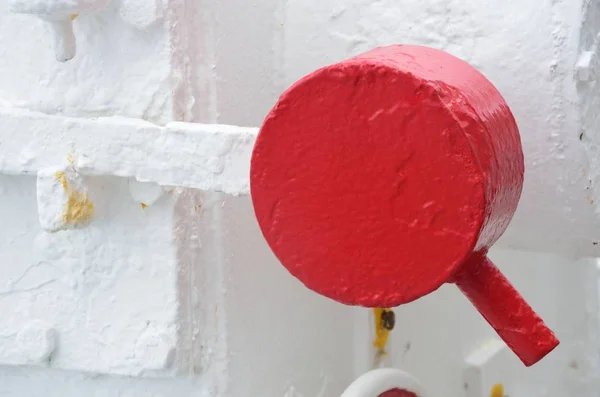 Grande punho vermelho no navio — Fotografia de Stock