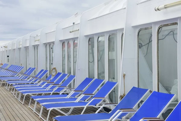 Sun loungers on deck of cruise ship — Stock Photo, Image