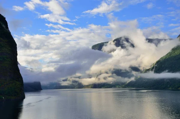 Felhős-hegység fjord előtérben — Stock Fotó