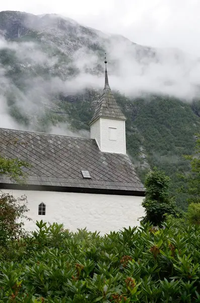 Gereja Scandanavian nestling di perbukitan — Stok Foto