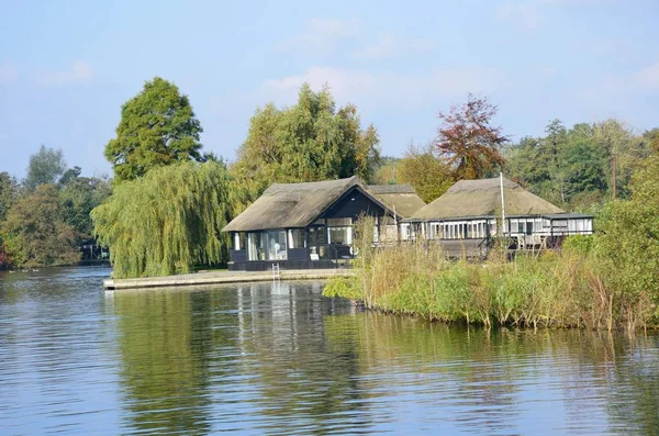 Lyxiga bungalower på Norfolk Broads — Stockfoto