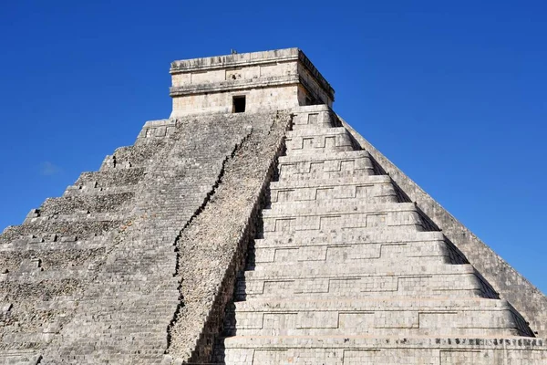 Tempel van Chichen Itza Mexico met een half resored — Stockfoto