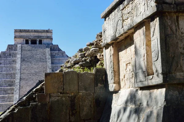 Chichen Itza muur met tempel op de achtergrond — Stockfoto