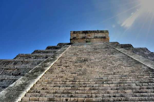 Steile stappen aanloop van chichen itza tempel in felle zon — Stockfoto