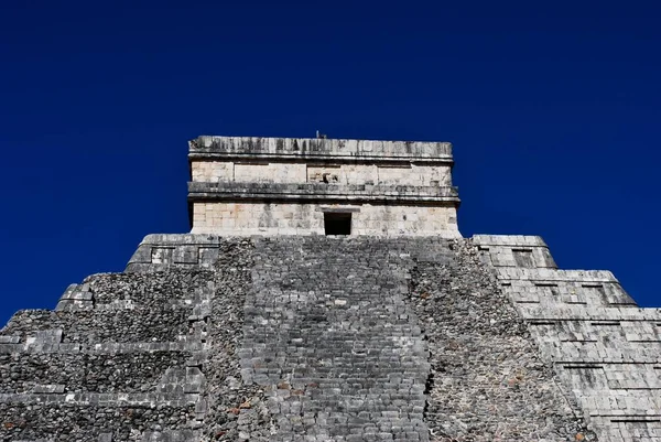 Top van de tempel van Chichen Itza, mexico — Stockfoto