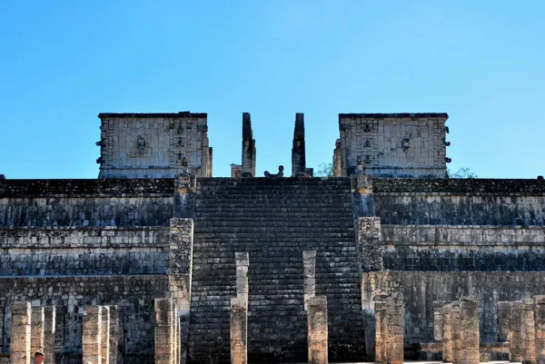 Voorzijde van de tempel van de krijgers Chichen Itza, Mexico — Stockfoto