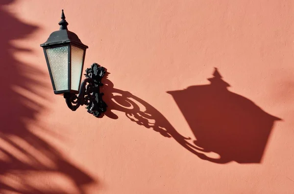 Lámpara antigua con sombra y pared rosa —  Fotos de Stock