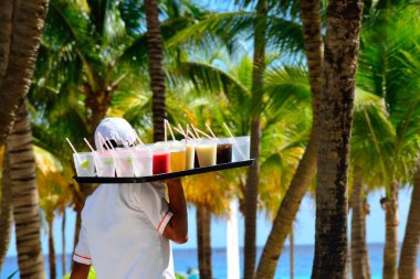  Büyük tepsi kadeh Karayipler tatil beldesinde teslim ediliyor
