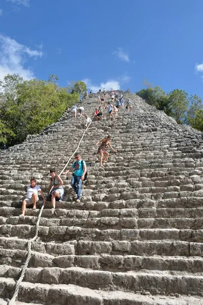 Toeristen klimmen tempel aan Coba Yucatan Mexico — Stockfoto