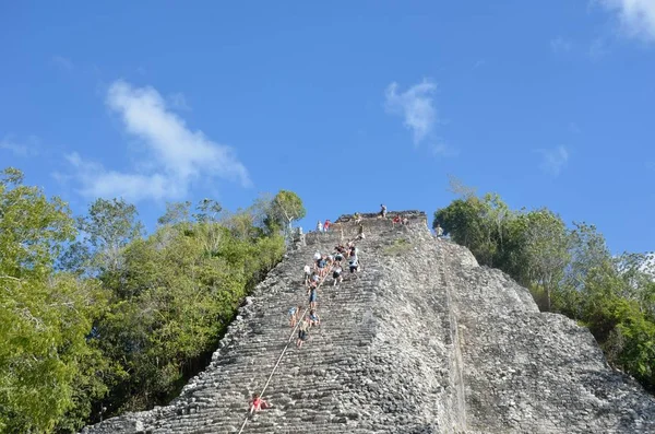 Turistas escalando pedra Templo em Coba Yucatan México — Fotografia de Stock