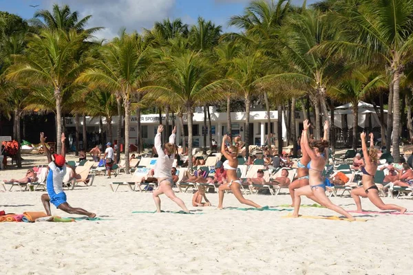 Udržujte si svou formu cvičení třída na Karibské pláži — Stock fotografie