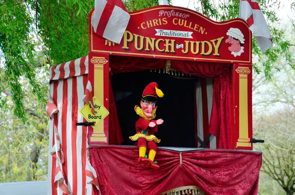 Booth tradizionale di punch e Judy con Mr Punch — Foto Stock