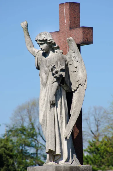 Standbeeld van engel op Kruis — Stockfoto
