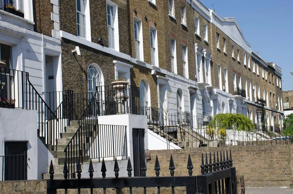 Tipik Londra townhouses Chelsea'de satırı