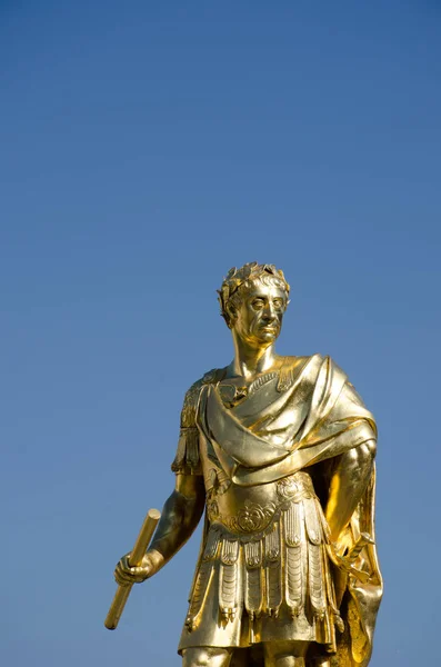Estatua de oro de Carlos segundo — Foto de Stock