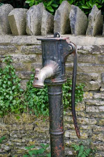 Antike englische Wasserpumpe — Stockfoto