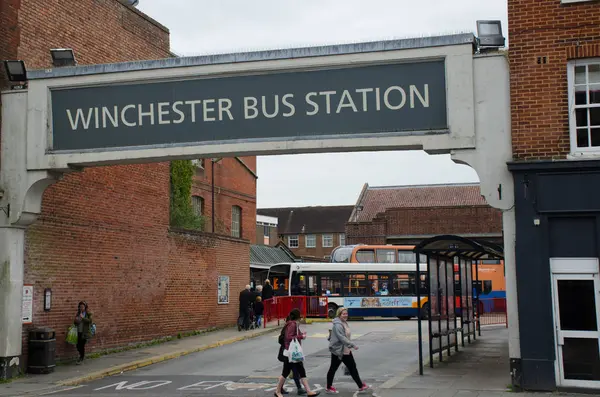 Señal de la estación de autobuses sobre Winchester Bus Station — Foto de Stock