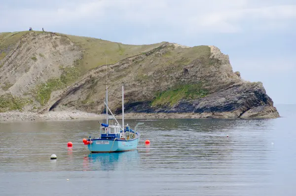 Lulworth Cove Dorset, balıkçı teknesi — Stok fotoğraf