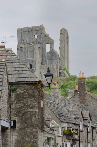 Corfe dorp met kasteel in achtergrond — Stockfoto