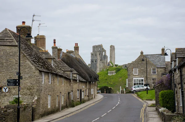 Corfe dorf hauptstrasse mit burg im hintergrund — Stockfoto