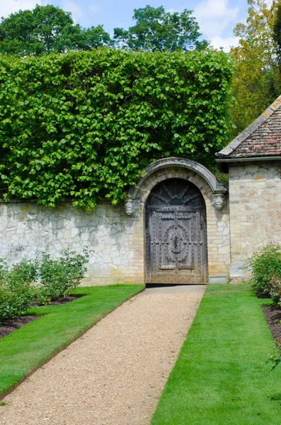 Путь к воротам в традиционном английском саду — стоковое фото