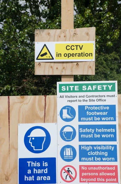 Vários sinais de saúde e segurança relacionados com o canteiro de obras — Fotografia de Stock