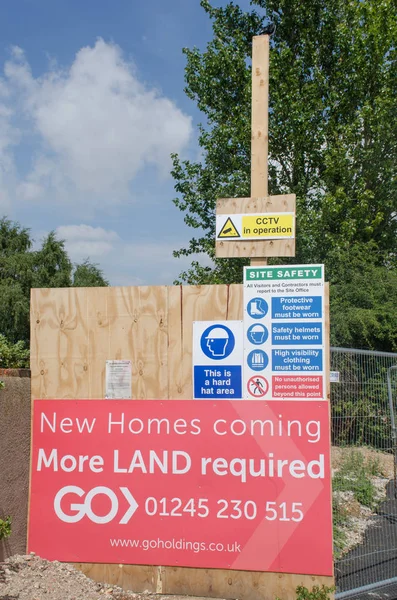Sign požaduje více půdy pro stavební rozvoj na místě — Stock fotografie